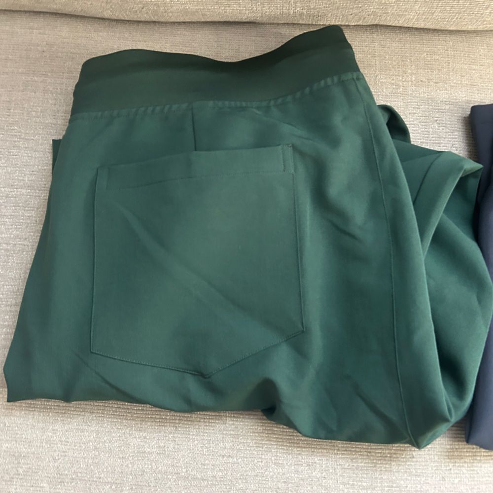 Mandala 6 Pocket Slim Pants Green. new without tags